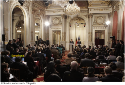 agg_at_elysee_sarko_merkel_press_conf_de_dos_400