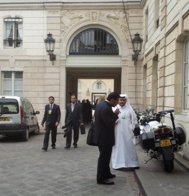 elysee_corridors__arab_delegates_400