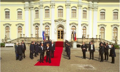 hollande_welcomed_by_merkel__k_at_ludwi_castle_400