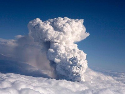 iceland_volcano_ashes_trasported_by_clouds_400