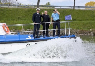 jha_minister_cazneuve_at_francogerman_rhine_river_police_patrol_boat_alsace_400