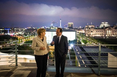 merkel_holla_berlin_night_400