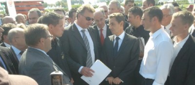 sarko_with_people_in_front_of_agg_400