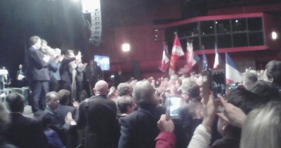 sarkozy_salutes_people_with_flags_400