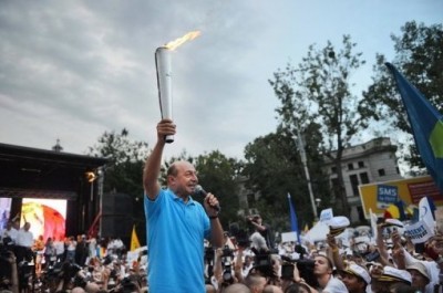 traian_basescu__democracy_flag__people_400