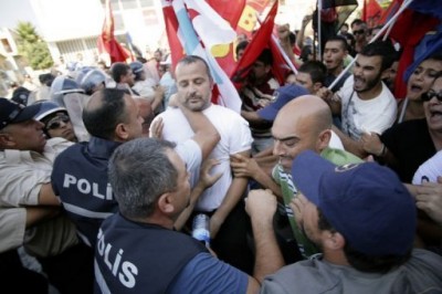 turkish_cypriot_demonstators_attacked_by_occupation_regime_police_during_erdogy_visit_400