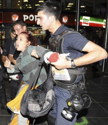 turkish_police_arrests_girl_400